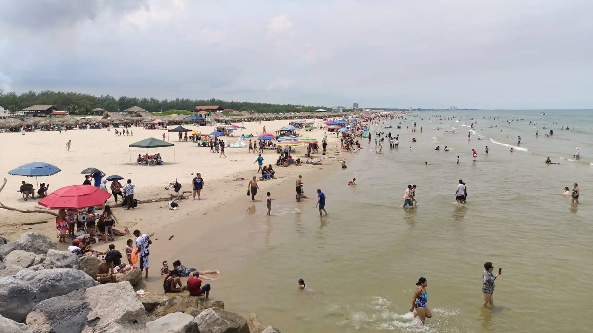 Cientos de visitantes acuden a Playa Miramar en las últimas semanas de las vacaciones de verano